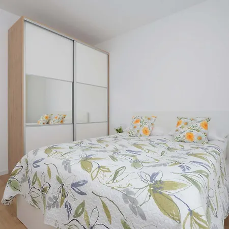 Lägenhet Unique For 4 People With Parking In By Renters *